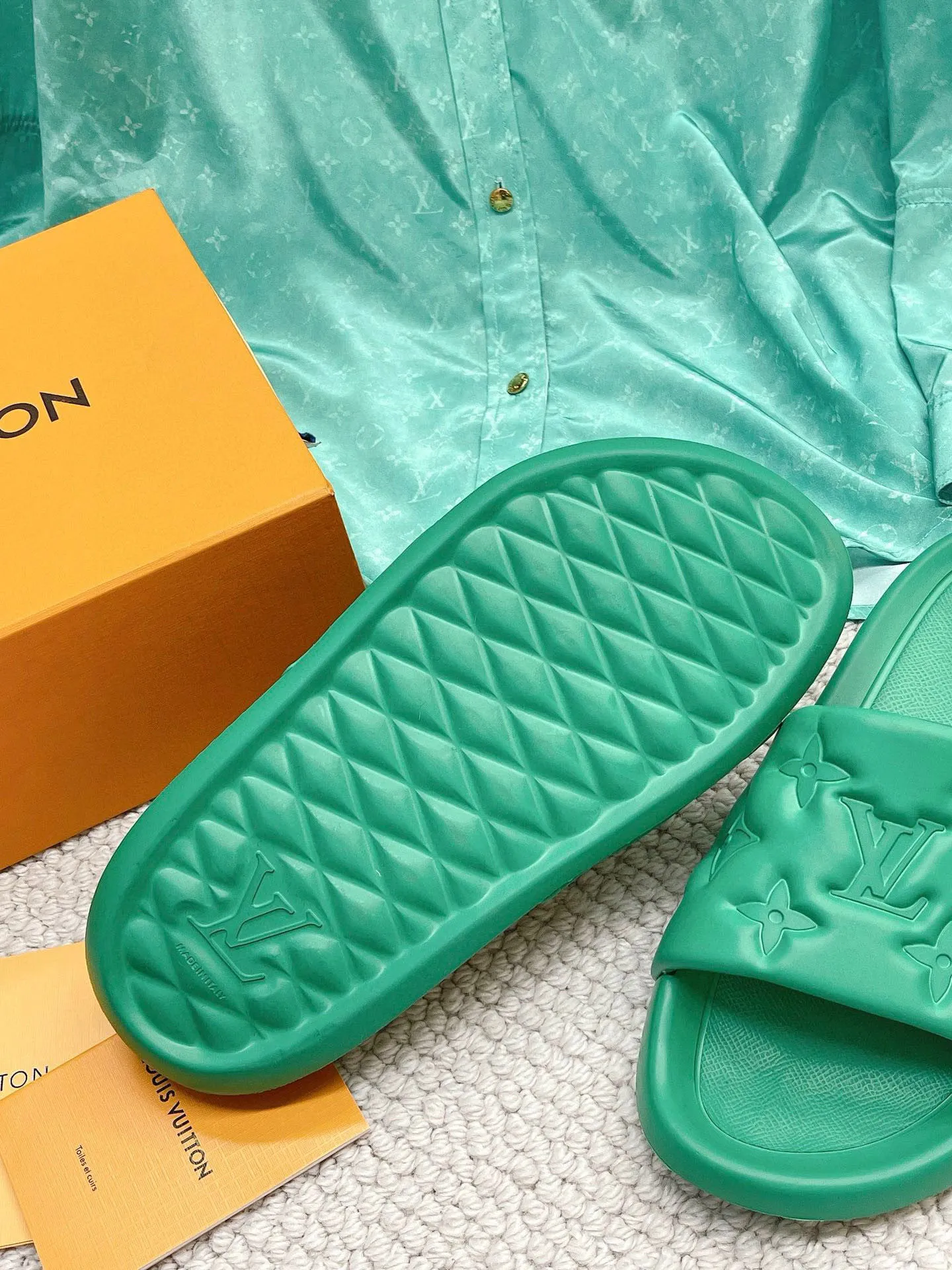 Factory price: 260💰【𝐋𝐕 Slippers】▪️Shoe size: Men's 38-45 ▪️Packaging: Counter top quality~original packaging 𝟐𝟎𝟐3 Louis Vuitton counter's new embossed slippers, L's monogram embossed slippers, Waterfront sandals are back, the upper buckle is embossed with LV's iconic Monogram pattern. Made of waterproof rubber with a comfortable and resilient insole. The lightweight, flexible outsole is embossed with the Louis Vuitton logo. ▪️Fabric: Original molded rubber foam surface ▪️Technology: embossed logo ▪️Sole: Original molded rubber foam outsole ▪️Sole thickness: 3CM.